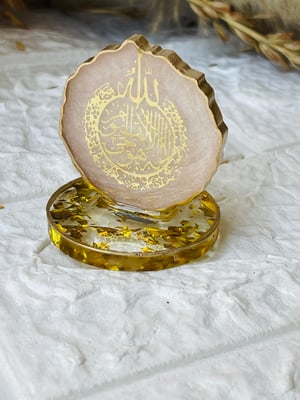 Baby Pink Mini Car Dashboard Stand – Gold Ayatul Kursi (round)