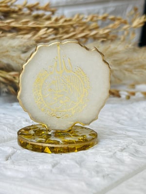 White Mini Car Dashboard Stand – Gold Ayatul Kursi (round)