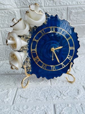 ROYAL BLUE SERENITY: WHITE 3d FLOWERS TABLE CLOCK WITH STAND